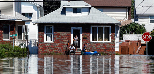 Dos habitantes de Totowa, Nueva Jersey, esperan a que bajen las aguas tras la inundación causada por el "Irene" Dos habitantes de Totowa, Nueva Jersey, esperan a que bajen las aguas tras la inundación causada por el "Irene"