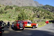 Un equipo de la Unidad Insular de Bomberos de La Palma en la zona del barranco de Las Angustias, cerca de donde cayó el helicóptero Un equipo de la Unidad Insular de Bomberos de La Palma en la zona del barranco de Las Angustias, cerca de donde cayó el helicóptero