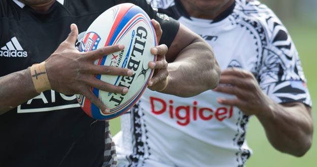 Dos jugadores de rugby pugnan po rel bal&oacute;n