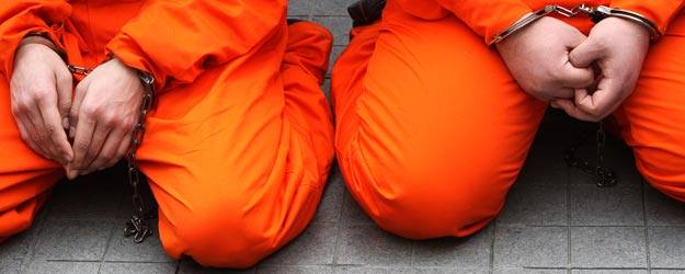 Dos manifestantes contra Guant&aacute;namo