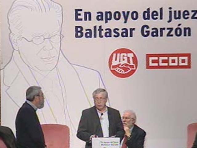Dos mil personas apoyan a Garz&oacute;n en un acto impulsado por UGT y CCOO