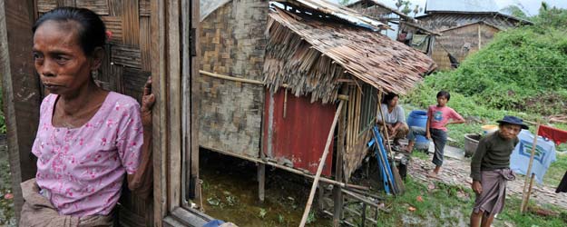 Un grupo de habitantes de una aldea cercana a Pyapon, Birmania, observa los daños qeu el Nargis ha causado en sus casas. Un grupo de habitantes de una aldea cercana a Pyapon, Birmania, observa los daños qeu el Nargis ha causado en sus casas.