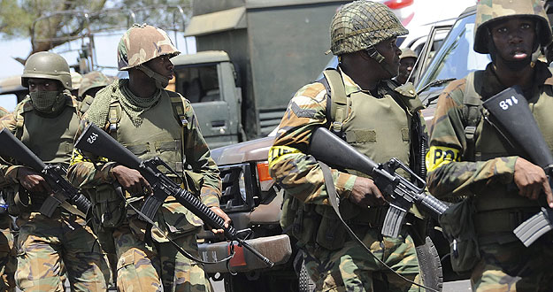 Soldados del Ej&eacute;rcito jamaicano patrullan las calles de Kingston, tras el bloqueo de grupos que se oponen a la detenci&oacute;n y posterior extradici&oacute;n a Estados Unidos del narcotraficante Christopher "Dudus" Coke.