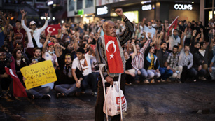 Ver vídeo  'Dos muertos en Turquía mientras las protestas continúan'