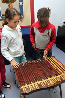 Dos ni&ntilde;as del colegio de San Ildefonso durante un ensayo del Sorteo de la Loter&iacute;a de Navidad.