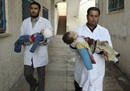 M&eacute;dicos palestinos llevan a dos ni&ntilde;os que han muerto el 5 de enero en Gaza durante los ataques del ej&eacute;rcito israel&iacute; sobre la Franja que ya duran diez d&iacute;as.