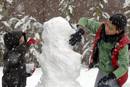 Dos ni&ntilde;os realizan un mu&ntilde;eco de nieve en Viana de Cega, en Valladolid