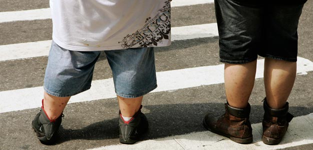 Dos obesos ante un paso de cebra
