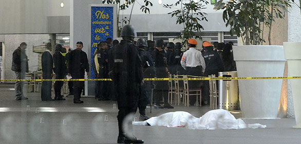 Dos policías muertos y otro herido en un tiroteo en el aeropuerto de la capital de México Dos policías muertos y otro herido en un tiroteo en el aeropuerto de la capital de México