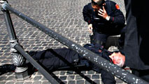 Ir al Video&nbsp;Dos polic&iacute;as y una mujer heridos por varios disparos ante la sede del Ejecutivo italiano