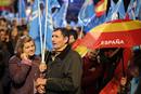 Dos simpatizantes del PP siguen atentos desde G&eacute;nova el escrutinio de los votos.