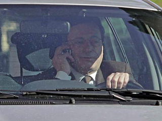 Draghi conduce sin cintur&oacute;n y hablando por el m&oacute;vil