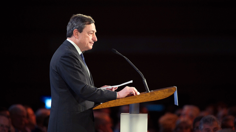 Draghi cree que los datos de la zona euro "son mejores que los de EE.UU."