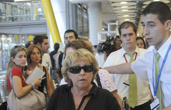 Reacciones de los familiares que esperan en el aeropuerto de Barajas