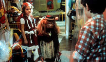 Drew Barrymore, Henry Thomas y ET en una escena de la pel&iacute;cula
