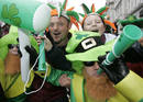 Un alegre grupo de personas vestidas de verde celebran el d&iacute;a de San patricio en Londres
