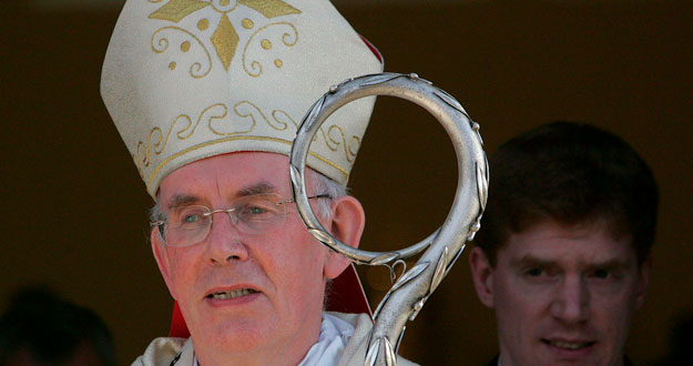 EL primado de la Iglesia Católica Irlandesa, el cardenal Séan Brady, tendrá que reflexionar sobre su futuro tras el escándalo por haber ocultado los abusos sexuales a menores por sacerdotes. EL primado de la Iglesia Católica Irlandesa, el cardenal Séan Brady, tendrá que reflexionar sobre su futuro tras el escándalo por haber ocultado los abusos sexuales a menores por sacerdotes.