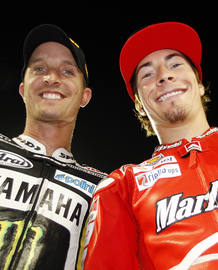 Nicky Hayden (dcha) o Colin Edwards podr&iacute;an ser los nuevos compa&ntilde;eros de Rossi si finalmente Lorenzo ficha por Ducati.