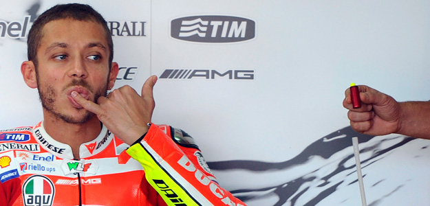 Rossi en el box de Ducati durante el Gran Premio de Arag&oacute;n de la temporada 2011.
