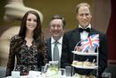 Los duques de Cambridge de cera posando con el viceembajador brit&aacute;nico en Alemania, Andrew Noble