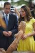 Los duques de Cambridge, durante su visita a una aldea de Honiara, en las Islas Salom&oacute;n. Kate, muy favorecida y jovial con este vestido 100% algod&oacute;n en color amarillo. El dise&ntilde;o, perteneciente a la casa Jaeger, cuesta poco m&aacute;s de 200 euros.
