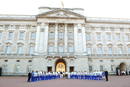 El duque y la duquesa de Cambridge y el pr&iacute;ncipe Enrique esperan el relevo de la antorcha ol&iacute;mpica de Londres 2012 entre Wai-Ming y John Hulse junto con 40 ni&ntilde;os del Programa Equipo GB Ambici&oacute;n.