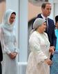 Los duques de Cambridge se encuentran de visita por los pa&iacute;ses del sudeste asi&aacute;tico. En este viaje est&aacute;n sorprendiendo los looks de Kate Middleton, todos ellos inspirados en la moda local, vestidos de corte bajo el pecho, con estampados florales y f