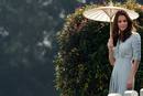 La duquesa, con vestido de Jenny Packham y parasol.