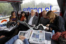 Foto facilitada por CiU del candidato Josep Antoni Duran i Lleida en el autob&uacute;s con los periodistas que le siguen en la campa&ntilde;a electoral.