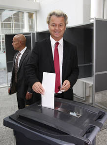 Wilders introduce su voto en la urna en La Haya.