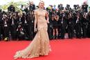 Naomi Watts muy elegante sobre la alfombra roja de Cannes, con un vestido en tono maquillaje de Marchesa