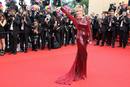 Jane Fonda sigue deslumbrando en Cannes. Esta vez con un vestido rojo de lentejuelas de Roberto Cavalli