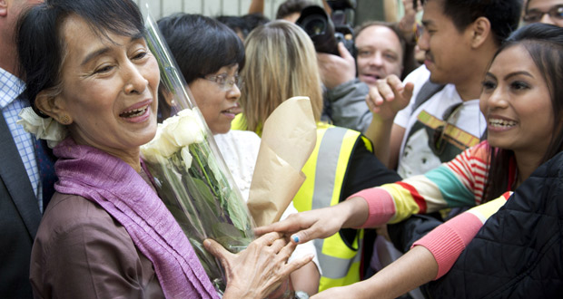 Suu Kyi, a la salida de su conferencia en la London School of Economics.
