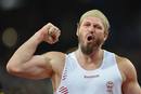 El polaco Tomasz Majewski ha revalidado su corona ol&iacute;mpica de lanzamiento de peso con una marca de 21,89 metros que le otorg&oacute; un estrecho margen de tres cent&iacute;metros sobre el campe&oacute;n del mundo, el alem&aacute;n David Storl, segundo de la competici&oacute;n.