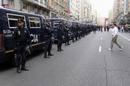 Numerosos furgones policiales est&aacute;n despleados a lo largo de la Gran V&iacute;a con motivo de la manifestaci&oacute;n prevista contra el Gobierno y la clase pol&iacute;tica este 25S.