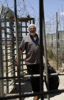 Aziz Dweik cruza el paso israel&iacute; de Shaar Efraim cerca de Cisjordania tras su puesta en libertad.