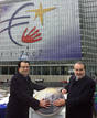 Solbes, que aparece con Romano Prodi (a la izquierda) en la fotograf&iacute;a, fue uno de los grandes impulsores de euro.