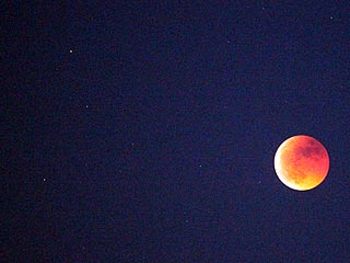 Ver v&iacute;deo  'El eclipse lunar m&aacute;s largo desde el a&ntilde;o 2000 ti&ntilde;e la luna de rojo'