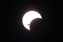 Un avi&oacute;n atraviesa el cielo durante el eclipse anular m&aacute;s largo del milenio, que se pudo ver en Asia en &Aacute;frica.
