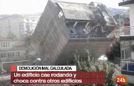 Un edificio cae y da una vuelta completa al fallar la demolici&oacute;n