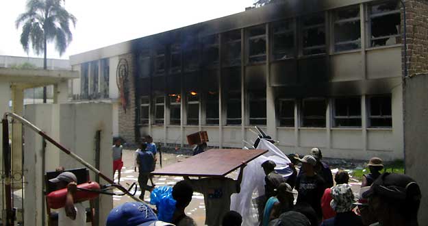 Un edificio de la radiotelevisi&oacute;n p&uacute;blica ha sido quemado y saqueado