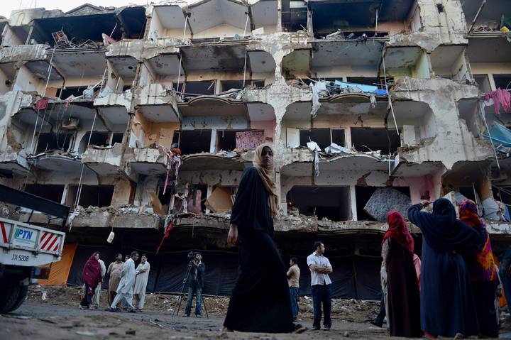 Edificios dañados por la bomba en Karachi, Pakistán