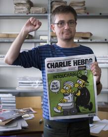 El editor del semanario sat&iacute;rico 'Charlie Hebdo' ense&ntilde;a la pol&eacute;mica portada.