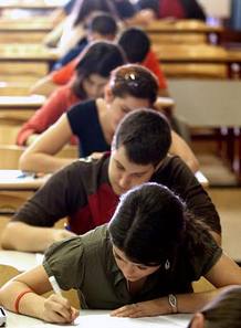 Un grupo de estudiantes realiza uno de los exámenes de Selectividad en Alicante. Un grupo de estudiantes realiza uno de los exámenes de Selectividad en Alicante.