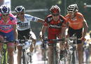 La conexi&oacute;n espa&ntilde;ola formada por Samuel S&aacute;nchez y Alberto Contador ha sido otra de las im&aacute;genes destacadas de este Tour. Al final de la decimos&eacute;ptima etapa se dan la mano, en presencia del australiano Cadel Evans. El triunfo fue para Boasson Hagen.
