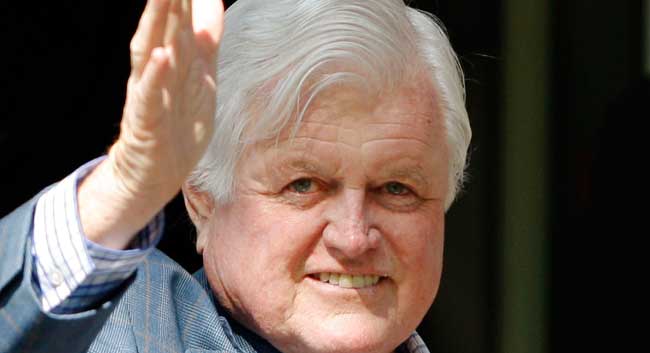Edward Kennedy saluda al salir del hospital de Boston Edward Kennedy saluda al salir del hospital de Boston