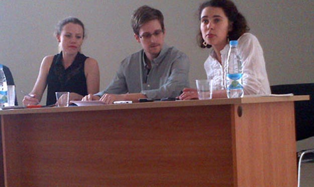 Edward Snowden, en el centro, en el encuentro con activistas rusos por los derechos humanos