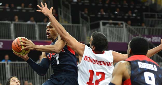 Russell Westbrook disputa el bal&oacute;n con Ben Ramdhane, de T&uacute;nez.