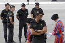 Efectivos de la Polic&iacute;a Nacional junto a un grupo de ni&ntilde;os ataviados con el uniforme t&iacute;pico de la guardia suiza