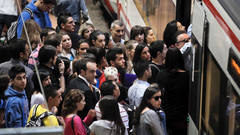 La huelga provoca retrasos en las l&iacute;neas de cercan&iacute;as y grandes atascos